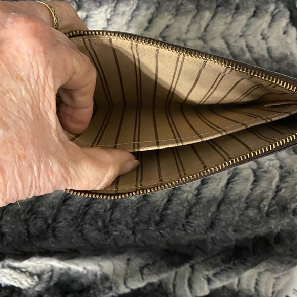 Louis Vuitton Monogram Clutch, Pouch or Crossbody with Chain and COA - Picture 6 of 16